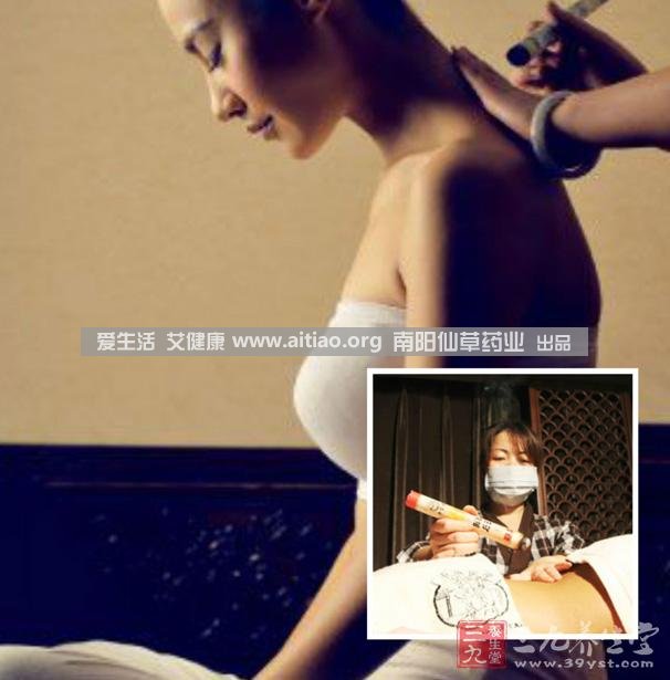 足三里穴是位于外膝的下3寸、脛骨外側一橫指左右的位置，艾灸10-15分鐘即可，需堅持一段時間，很快可以看到祛濕的效果。